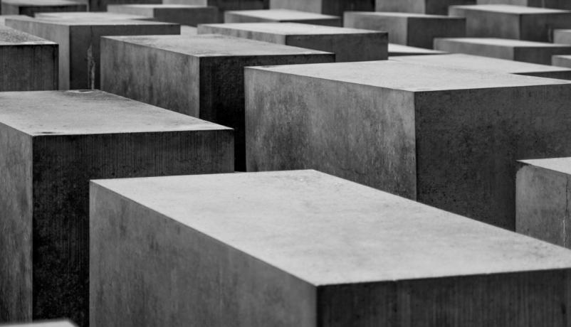 Stelen des Holocaust-Mahnmals in Berlin als Symbol für Erinnerungskultur und historisch-politische Bildung.