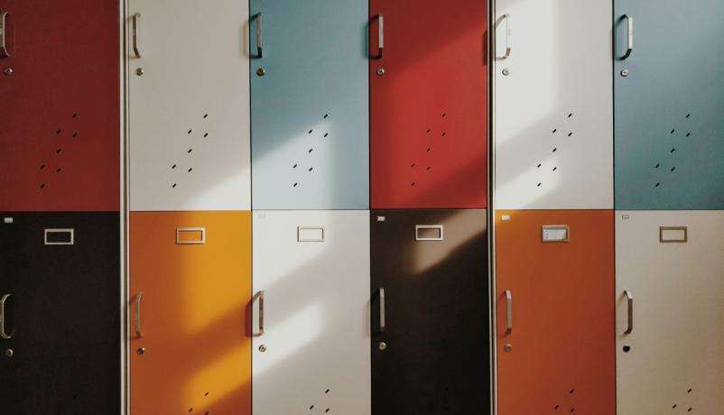 Türen von Schließfächern in einer Schule