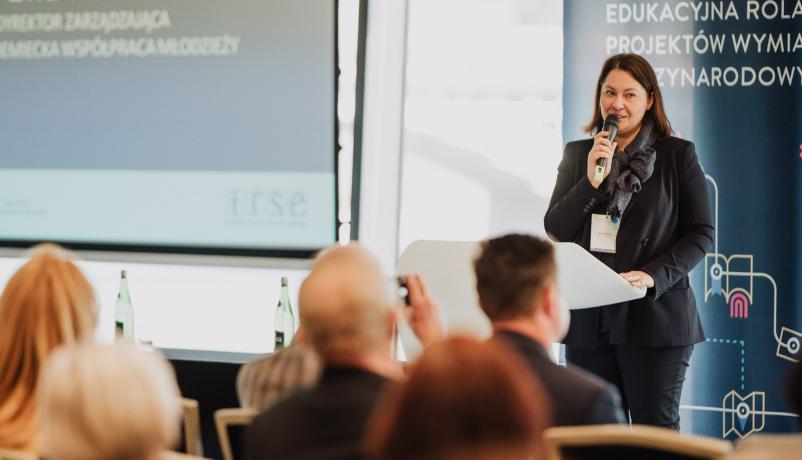 DPJW-Geschäftsführerin Ewa Nocoń eröffnet die Konferenz in Warschau