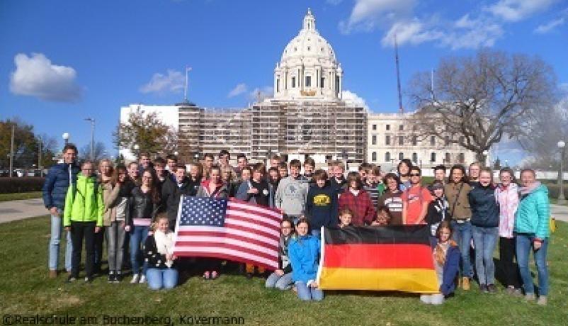 Schülerinnen und Schüler sowie Lehrkräfte der Realschule am Buchenberg und der Twin Cities German Immersion School vor dem Minnesota State Capitol in Saint Paul