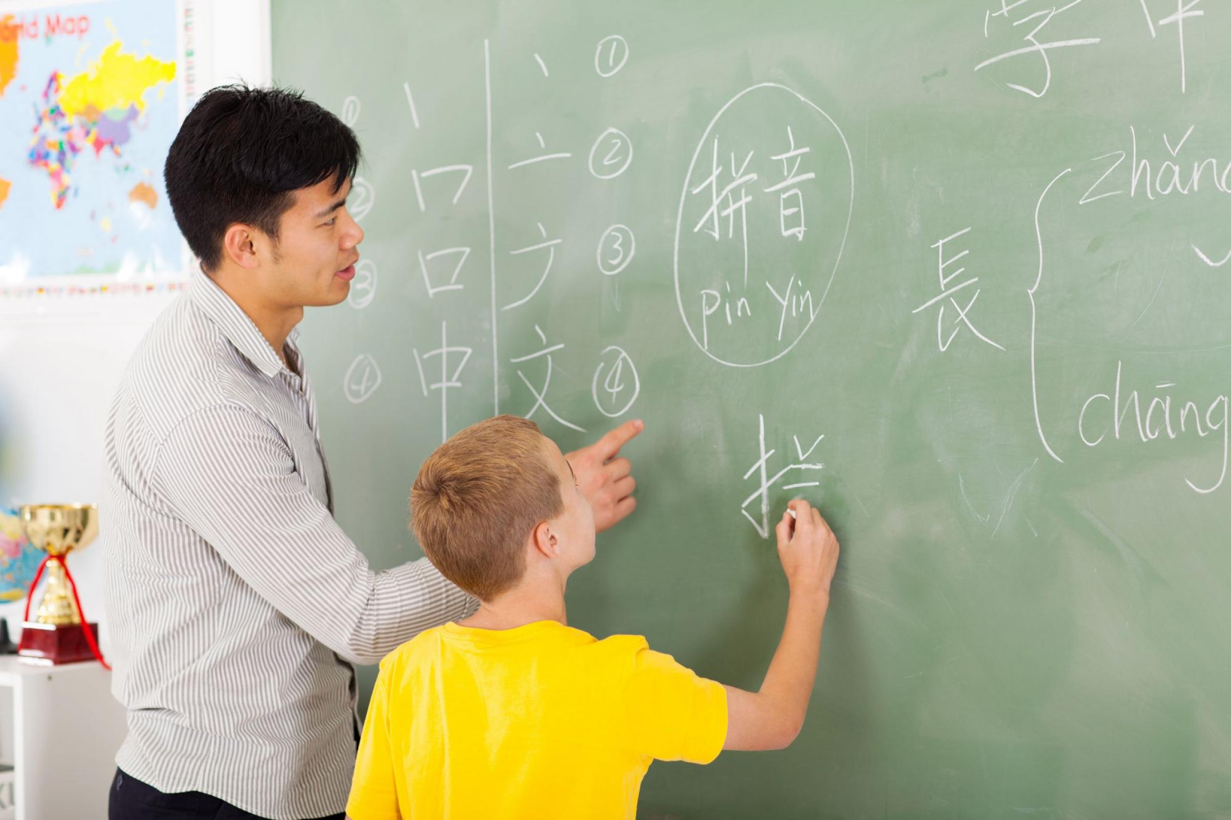В школе китайский язык изучают 60. Урок китайского. Китайский язык. Изучение китайского языка. Школа китайского языка.