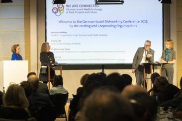 Bild von der Eröffnung der Deutsch-Israelische Netzwerkkonferenz zum Jugendaustausch 2025 in Berlin