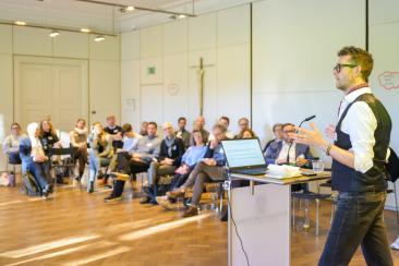 Keynote von PD Dr. Veith Selk zur Demokratie und internationalen Bildungsarbeit