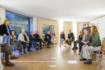 Teilnehmende diskutieren in Workshoprunde über Methoden der internationalen Jugendarbeit vor dem Anspruch von Demokratiebildung