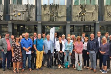 Teilnehmerinnen und Teilnehmer der Erasmus-Anhörung vom 20.08.2018 vor dem Haus der Bürgerschaft auf dem Bremer Marktplatz.
