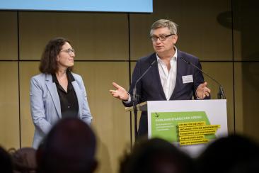 Kathrin Freier Maldoner (Tandem) und Tobias Bütow (DFJW) sprechen zur Lage und zu Perspektiven der Internationalen Jugendarbeit