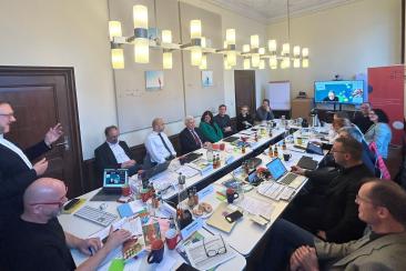 Teilnehmende diskutieren beim Jahrestreffen 2025 von Austausch macht Schule über Ziele und Arbeitsplan