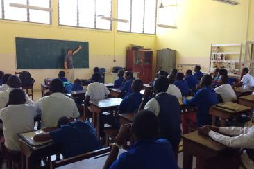 Andre Marten im Unterricht des Instituto Industrial e Comercial Eduardo Mondlane de Inhambane (Industrieschule von Inhambane): In der Schule werden Ausbildungsgänge im Metall- und Elektrohandwerk, Hotelfachgewerbe sowie kaufmännischen Berufen angeboten. Insgesamt 3500 Schüler*innen werden von 111 Lehrer*innen unterrichtet. 14,5 % der Schülerschaft ist weiblich. Der Unterricht findet im Schichtsystem statt, um möglichst vielen Jugendlichen Zugang zu Bildung zu ermöglichen.