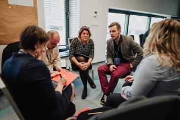 Eine Kleingruppe diskutiert Ansätze für Veränderungen im polnischen Bildungssystem