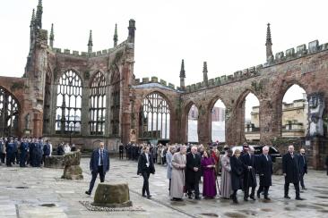Schülergruppe an den Ruinen der im Zweiten Weltkrieg zerstörten Kathedrale von Coventry