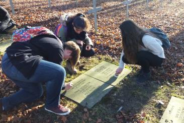 Gemeinsames Gräberputzen auf einem deutschen Soldatenfriedhof