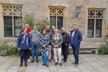 Die Teilnehmerinnen und Teilnehmer vor Kirche des Erfurter Augustinerklosters