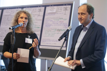Christine Mähler (Leitung von ConAct) und Alexander Graf Lambsdorff (Vorsitzender der Deutsch-Israelischen Parlamentariergruppe) bei der Eröffnung des Markts der Möglichkeiten.