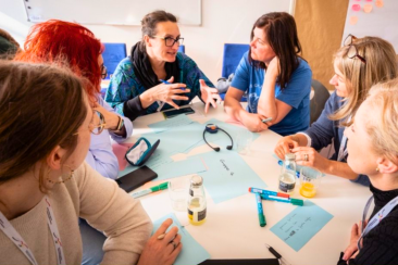 Lehrkräfte arbeiten gemeinsam an Methoden für internationale Austauschprojekte