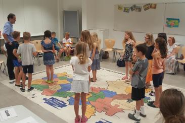 Matthias Kneip mit dem PolenMobil in der Napoleonstein Grundschule