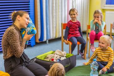 Praktikantin in einem Kindergarten während eines Freiwilligen Beruflichen Praktikums