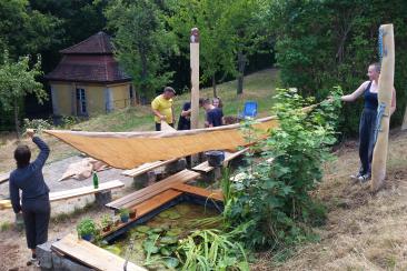 Die Projektgruppe „Schulgarten“ hat zusammen mit einem Holzkünstler ein „Grünes Klassenzimmer“ nachhaltig gestaltet.