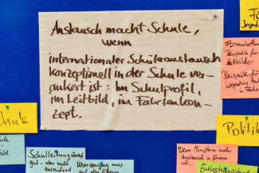 Metaplanwand mit Karten zur konzeptionellen Arbeit an internationalem Jugend- und Schüleraustausch in Schule, Förderung und Politik