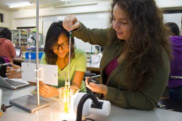 Eine Schülerin experimentiert am UWC Li Po Chun in Hongkong