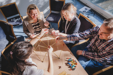 Teilnehmende beim DPJW-Austauschlabor bei einer Übung