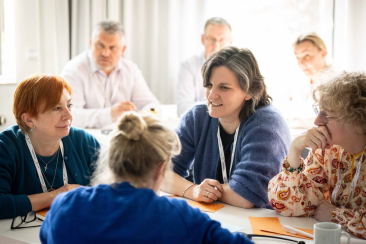 Lehrkräfte diskutieren beim DPJW-Austauschlabor in einer Arbeitsgruppe