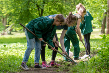 Jugendliche beim deutsch-polnischen Gartenbau-Workshop in Morawa