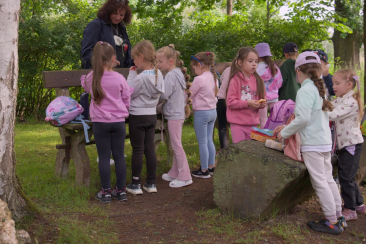 Kinder aus Deutschland und Tschechien erkunden gemeinsam die Natur.