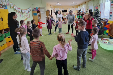 Deutsche und tschechische Kinder spielen gemeinsam in einem Kindergarten.