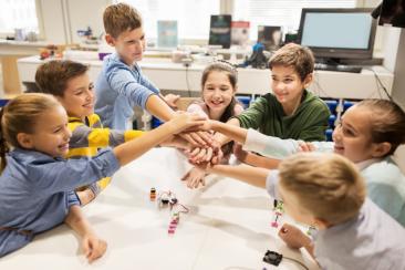 Kinder im kreativen Schulunterricht