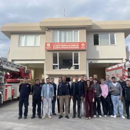 Schüler:innen aus Deutschland und der Türkei vor Feuerwehrstation Alanya (Türkei)
