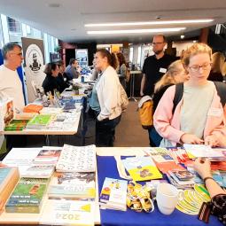 Information und Vernetzung durch "Austausch macht Schule" und die bilateralen Jugendwerke Tische mit Materialien zu Information und Vernetzung an Ständen von Austausch macht Schule und den Jugendwerken