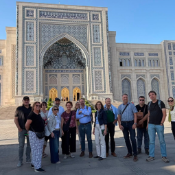 Teilnehmende der Fachreise aus Deutschlad vor dem Zentrum für Islamische Zivilisation in Taschkent, Usbekistan