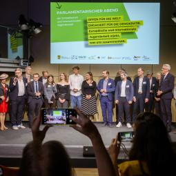 Mitwirkende beim Parlamentarischen Abend - Politiker, Jugendliche, Vertreter:innen der Fach- und Förderstellen – stehen zum Abschluss gemeinsam auf der Bühne.