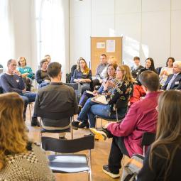 Teilnehmende diskutieren im Plenum der Fachkonferenz Jugend- und Schüleraustausch 2025