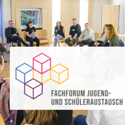 Fachkräfte für Jugendarbeit und Schüleraustausch sitzen im Kreis beim Fachforum und diskutieren