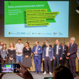 Mitwirkende beim Parlamentarischen Abend - Politiker, Jugendliche, Vertreter:innen der Fach- und Förderstellen – stehen zum Abschluss gemeinsam auf der Bühne.