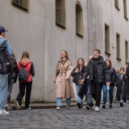 gemischte Schüler:innengruppe aus Deutschland und Tschechien bei einem Schüleraustausch in einer historischen Altstadt