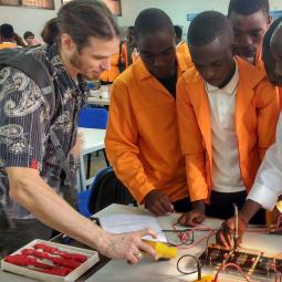Bild 1: Andre Marten mit Schülern des Industrie-Instituts Maputo (Instituto Industrial de Maputo)