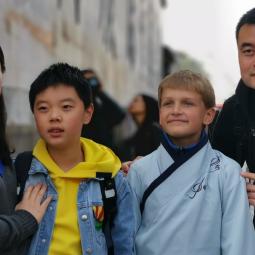 Grundschulaustausch mit China: deutscher Schüler mit chinesischer Gastfamilie