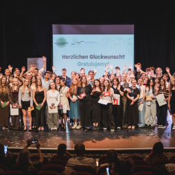 Gruppenfoto der Teilnehmenden und Ausgezeichneten des Deutsch-Polnischen Jugendpreises 2026.