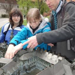 Austausch zweier Blindenschulen. Lehrer Ulrich Schütt führt Schülerin über 3D-Modell