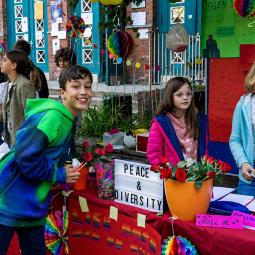 Stand "Peace and Diversity" auf dem Schulfest an der Heinrich-Hertz-Schule Hamburg
