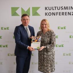 Übergabe Positionspapier an KMK-Präsidentin Christine Streichert-Clivot, Bildungsministerin des Saarlandes, durch Tobias Bütow, Generalsekretär des DFJW und Sprecher der Initiative „Austausch macht Schule"