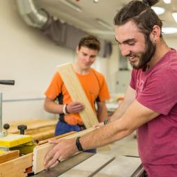 Auszubildende in einem Betrieb