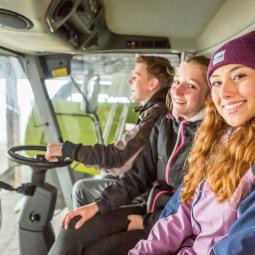 Jugendliche Schülerinnen nehmen an einem beruflichen Austausch im Bereich Landwirtschaft teil