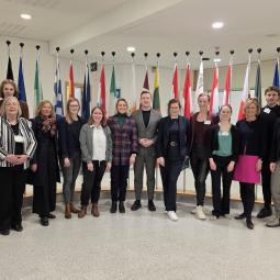 Gruppenbild mit Flaggen