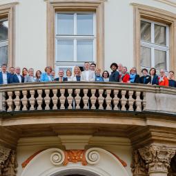 Teilnehmerinnen und Teilnehmer der Informationsreise Herz, Hand, Kopf 2024 auf dem Balkon der Deutschen Botschaft Prag