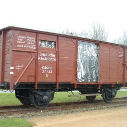 Eisenbahnwaggon mit stilisiertem Bild über Häftlingstransporte (KZ-Gedenkstätte Neuengamme) Eisenbahnwaggon mit stilisiertem Bild über Häftlingstransporte (KZ-Gedenkstätte Neuengamme)