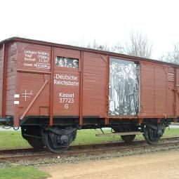 Eisenbahnwaggon mit stilisiertem Bild über Häftlingstransporte (KZ-Gedenkstätte Neuengamme)