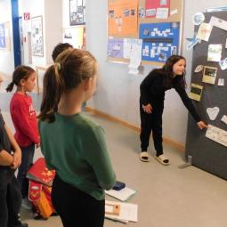 Eine Schülerin präsentiert ihre Lernergebnisse zum Thema "Ukraine, Russland und Deutschland - give peace a chance!